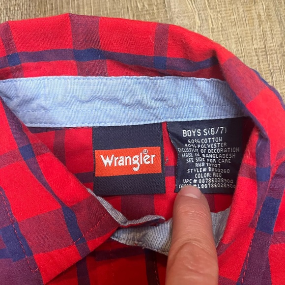 Wrangler boy small‎ (6/7) red and blue plaid button down shirt - Picture 5 of 6